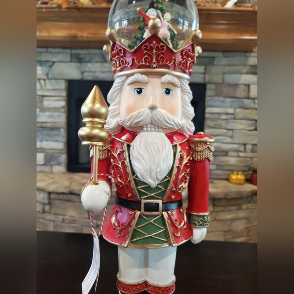 Gorgeous Musical Snowglobe Nutcracker-NWT - Picture 4 of 11